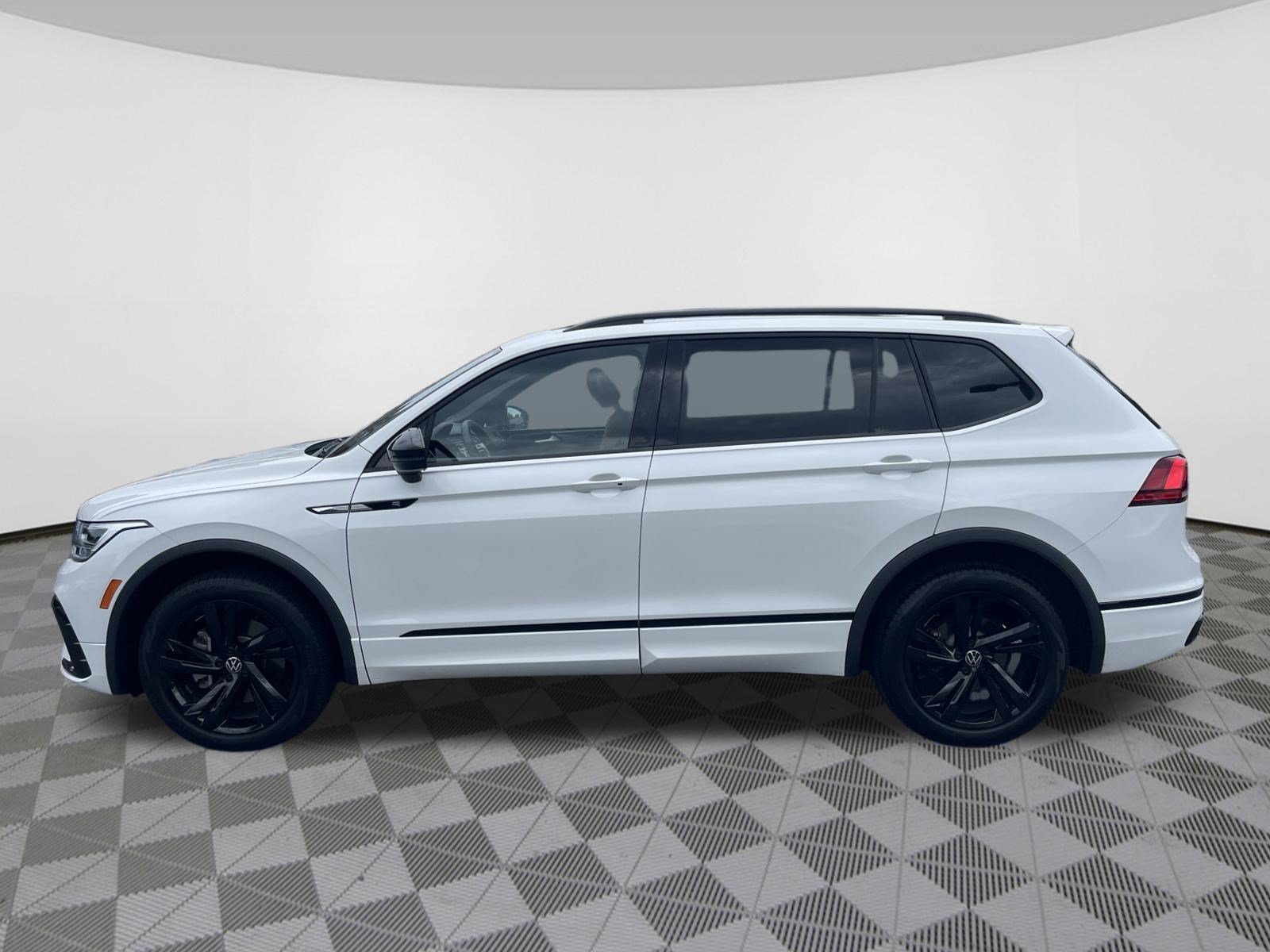 Used 2024 Volkswagen Tiguan SE R-Line AWD/4WD image 4