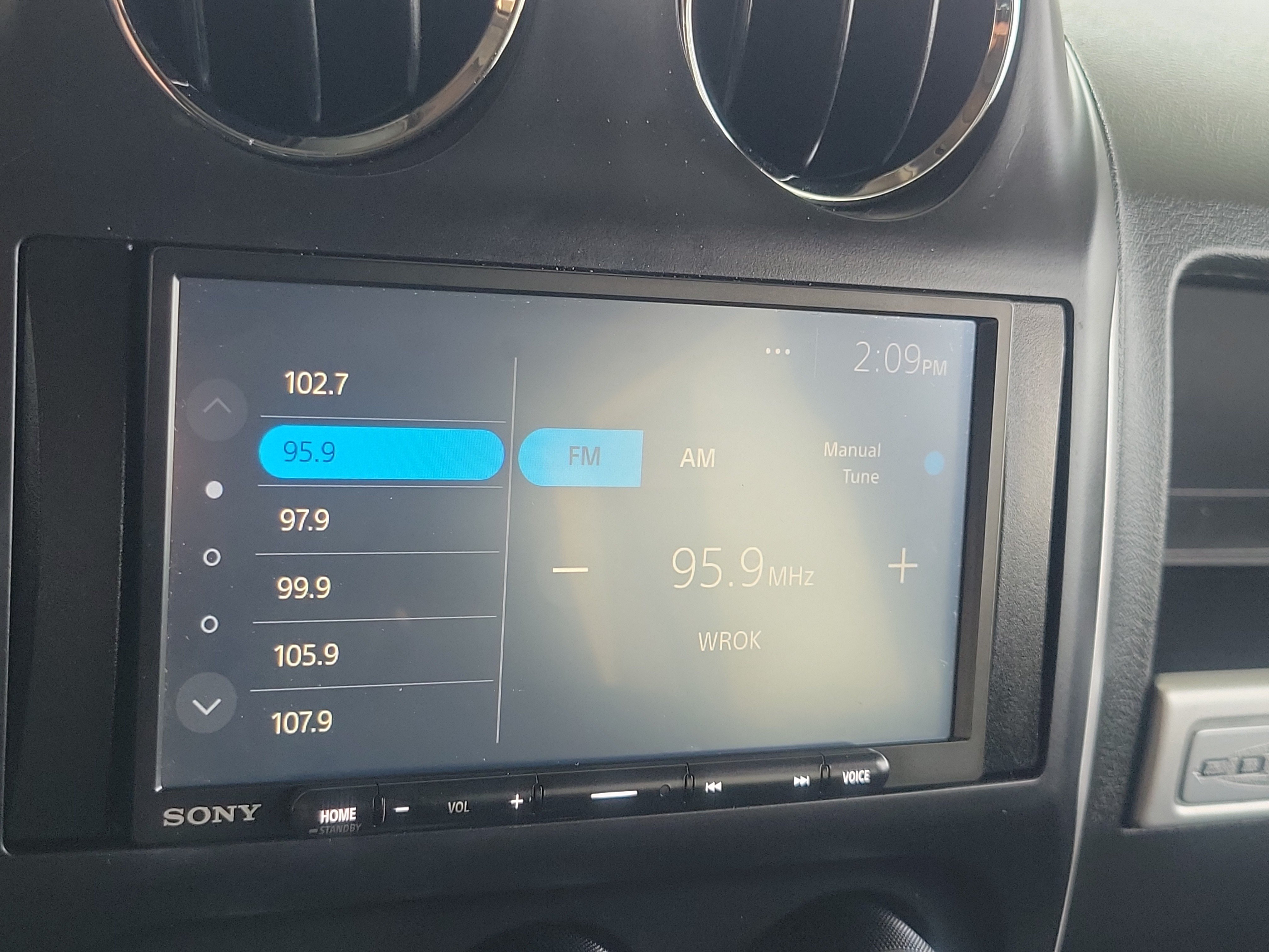 Used 2014 Jeep Compass Latitude w/ Sun/Sound Group FWD image 19