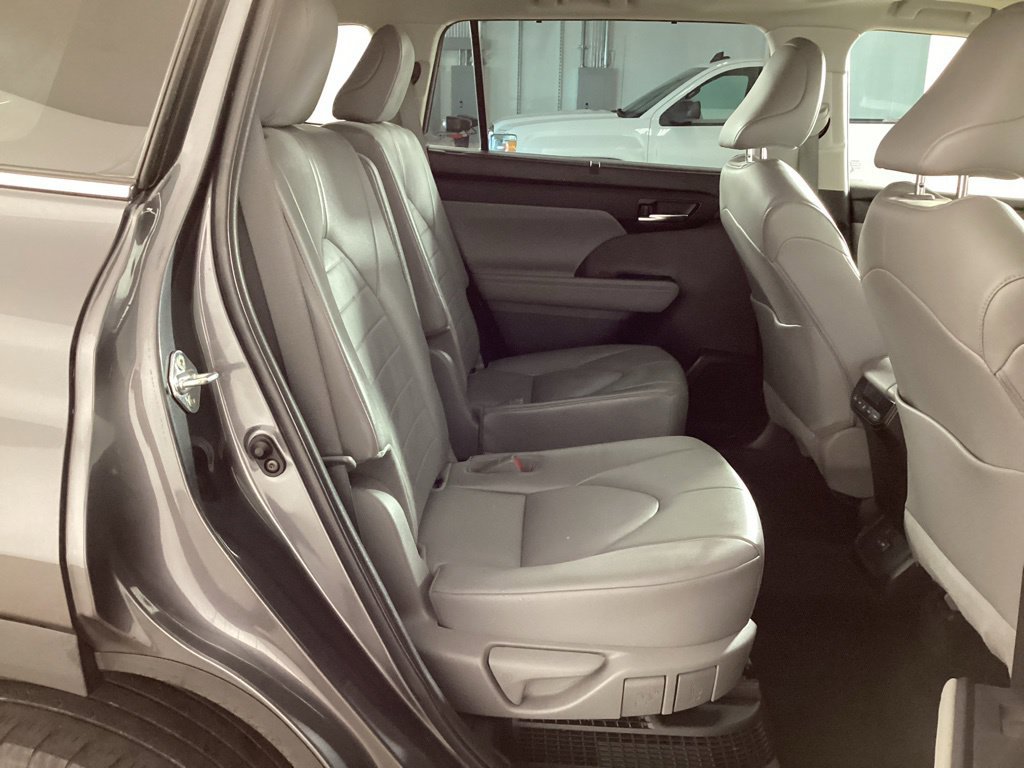 Used 2022 Toyota Highlander XLE AWD/4WD image 20