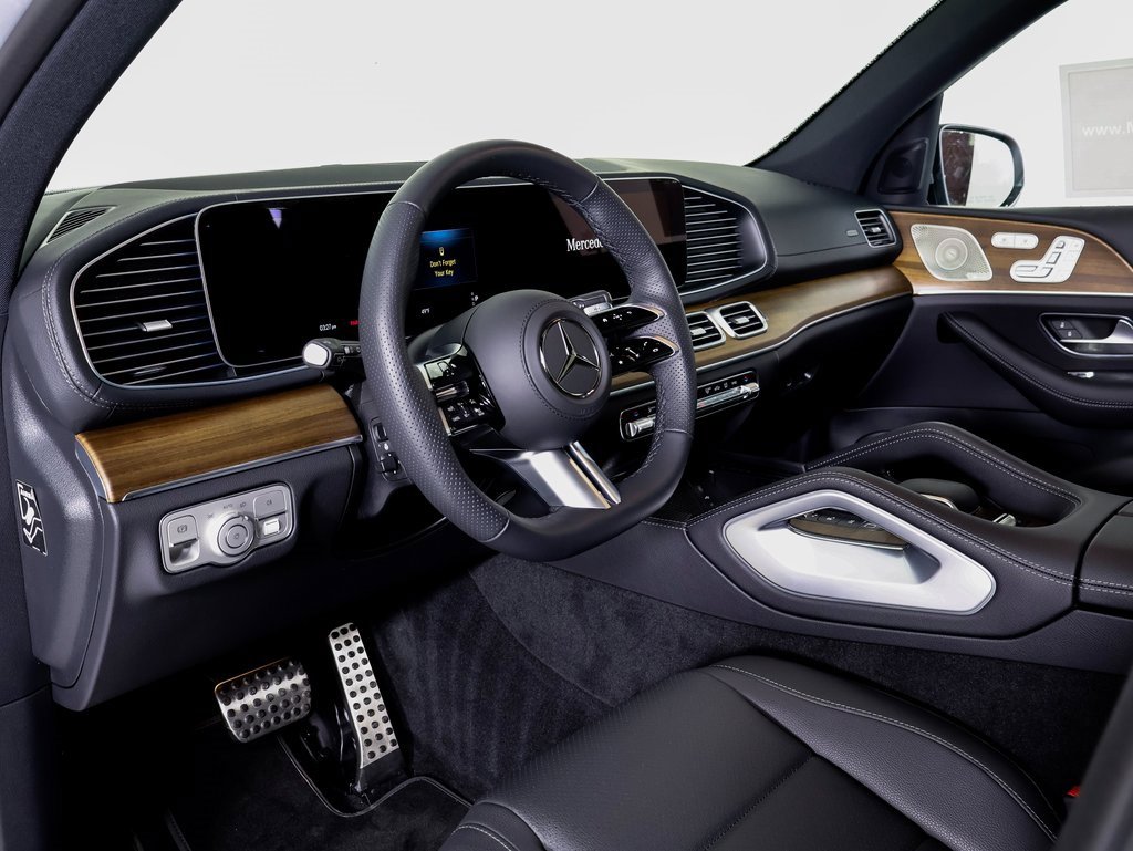 Used 2025 Mercedes-Benz GLS 450 4MATIC image 4