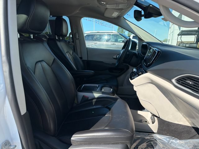 Used 2023 Chrysler Pacifica Touring-L FWD image 28