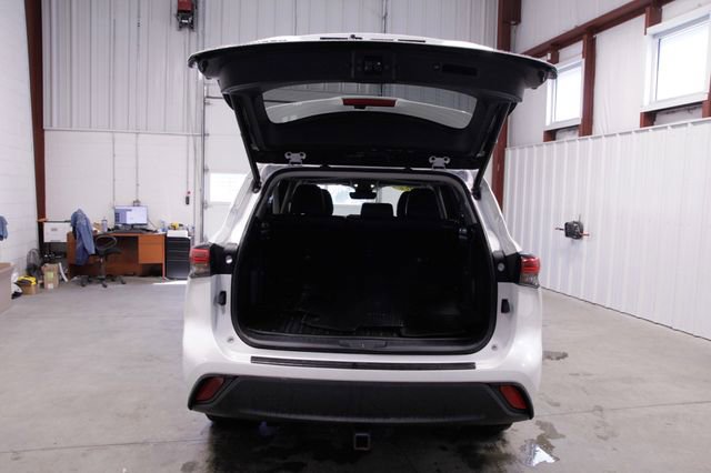 Used 2022 Toyota Highlander XLE AWD/4WD image 20