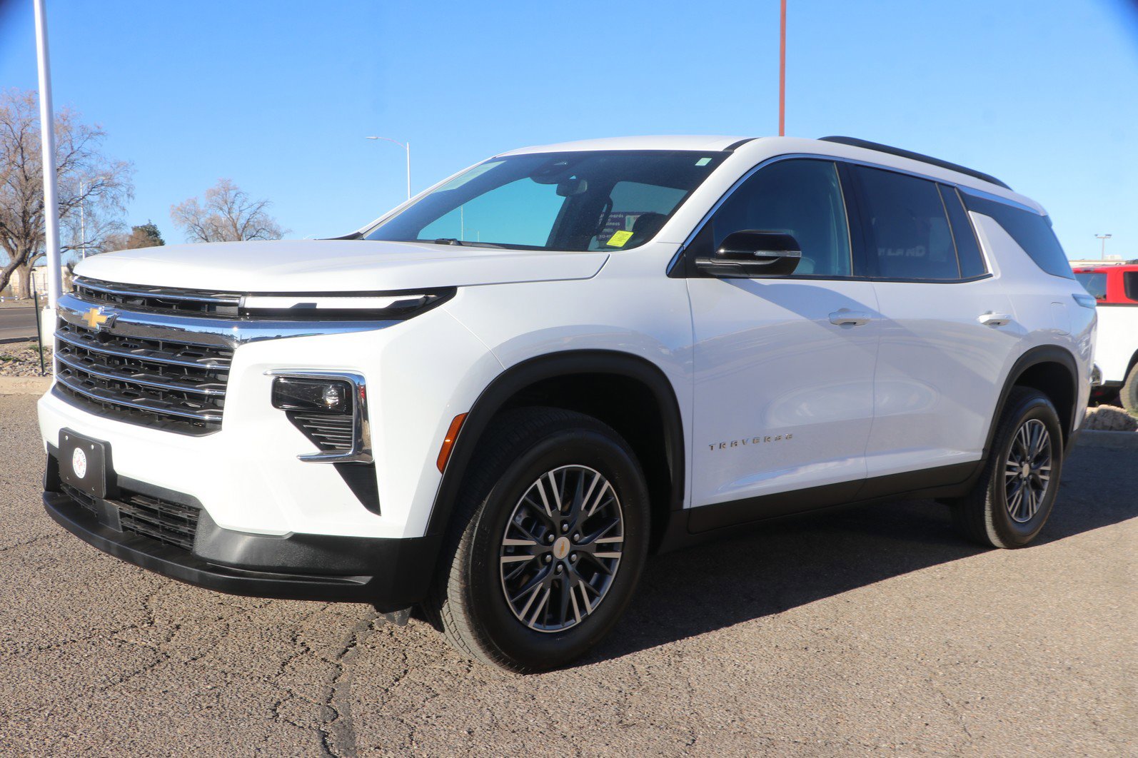 Used 2025 Chevrolet Traverse LT image 3