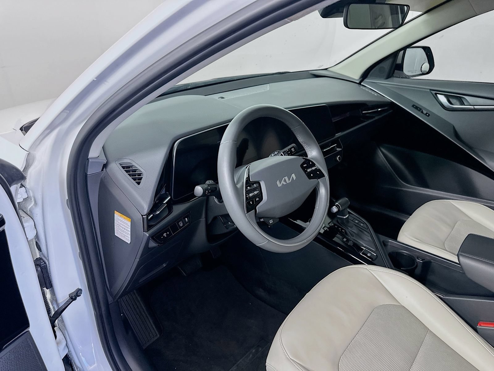 Used 2023 Kia Niro EX FWD image 9