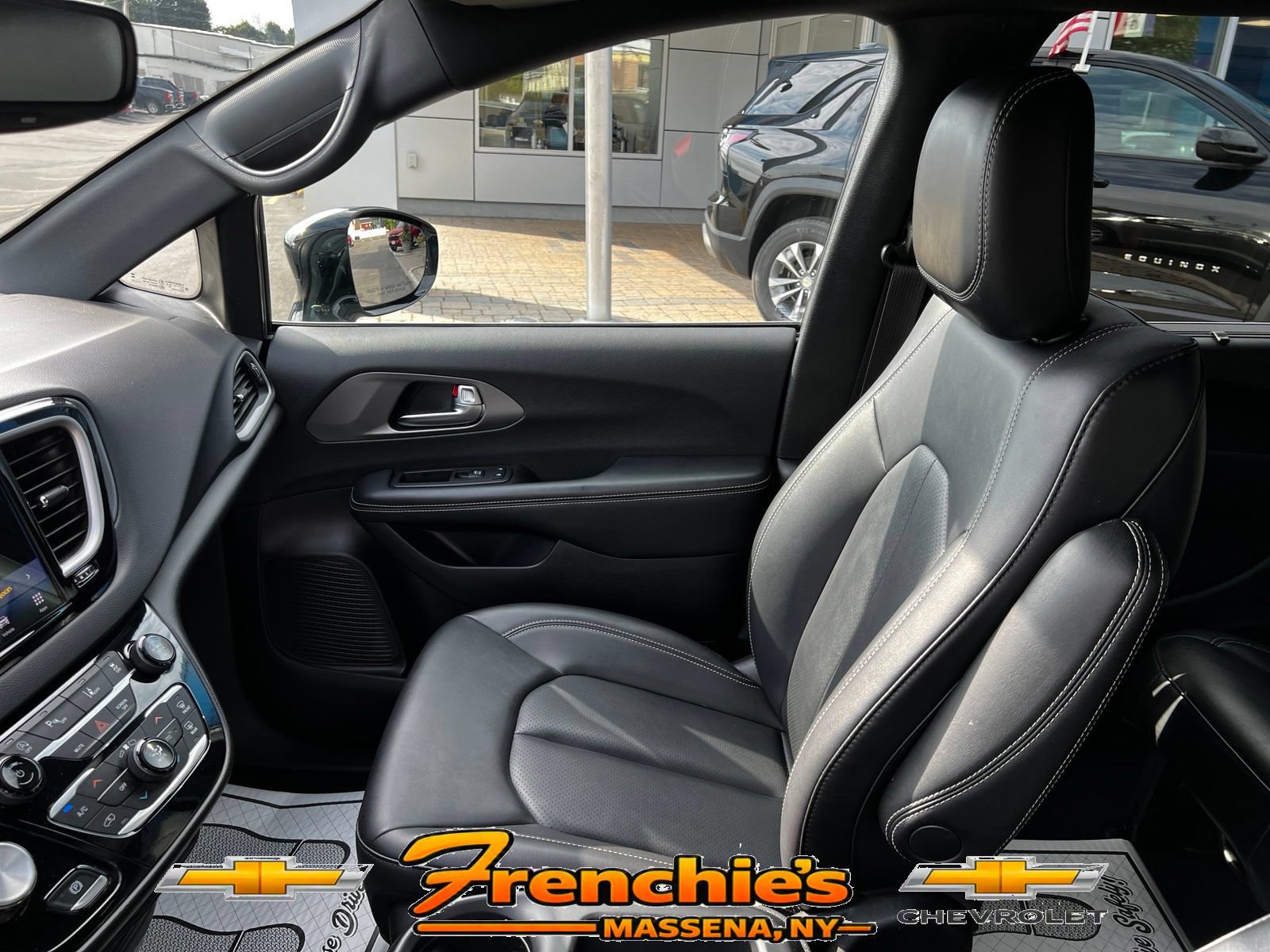 Used 2025 Chrysler Pacifica Select FWD image 25
