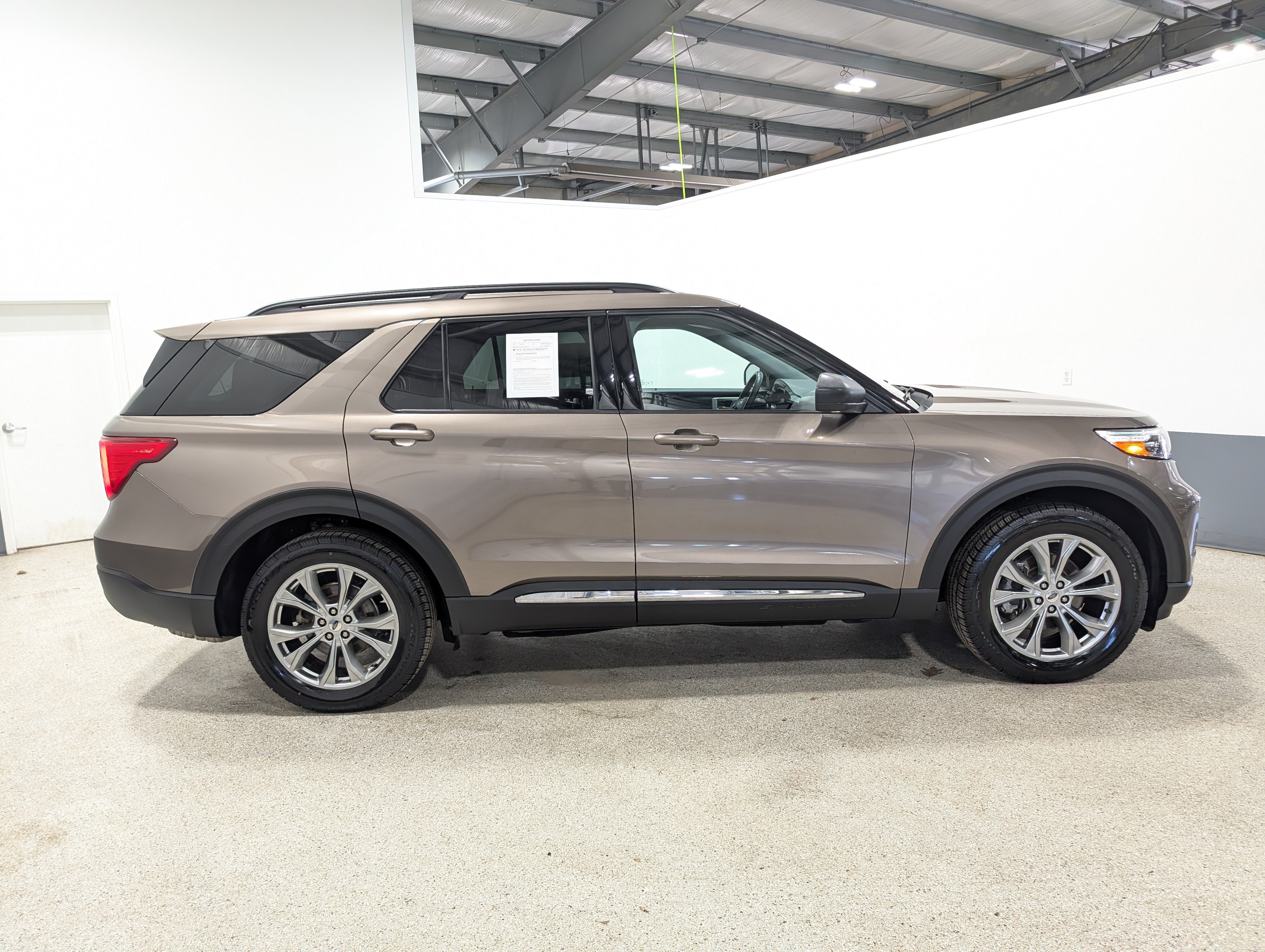 Used 2021 Ford Explorer XLT w/ Equipment Group 202A AWD/4WD image 2