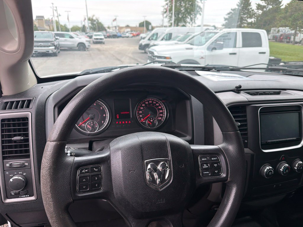 Used 2020 RAM 1500 4x4 Crew Cab Classic w/ Chrome Appearance Group image 18