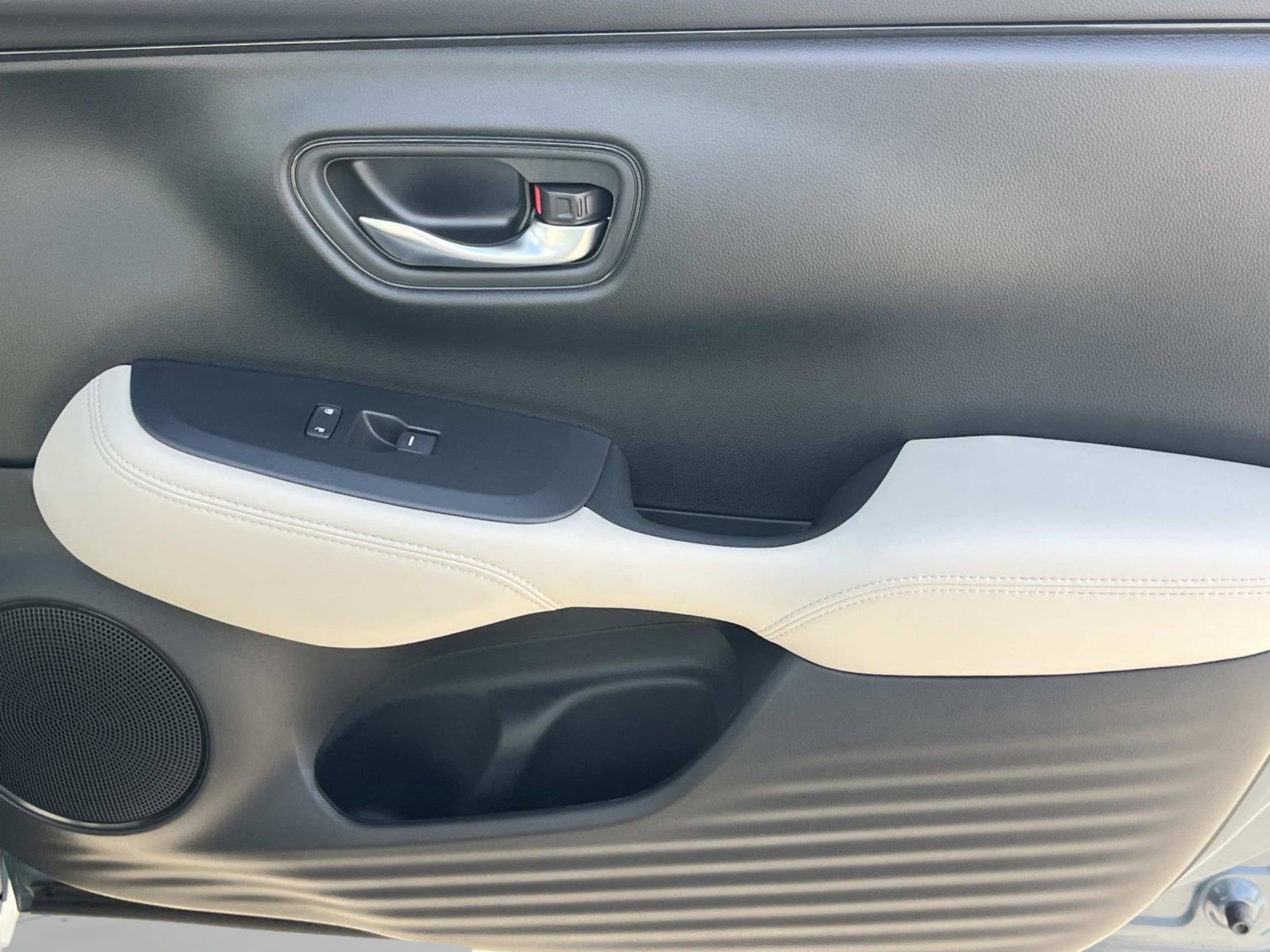 Used 2025 Honda HR-V LX image 32