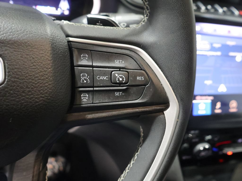 Used 2023 Jeep Grand Cherokee Limited w/ Black Appearance Package AWD/4WD image 32
