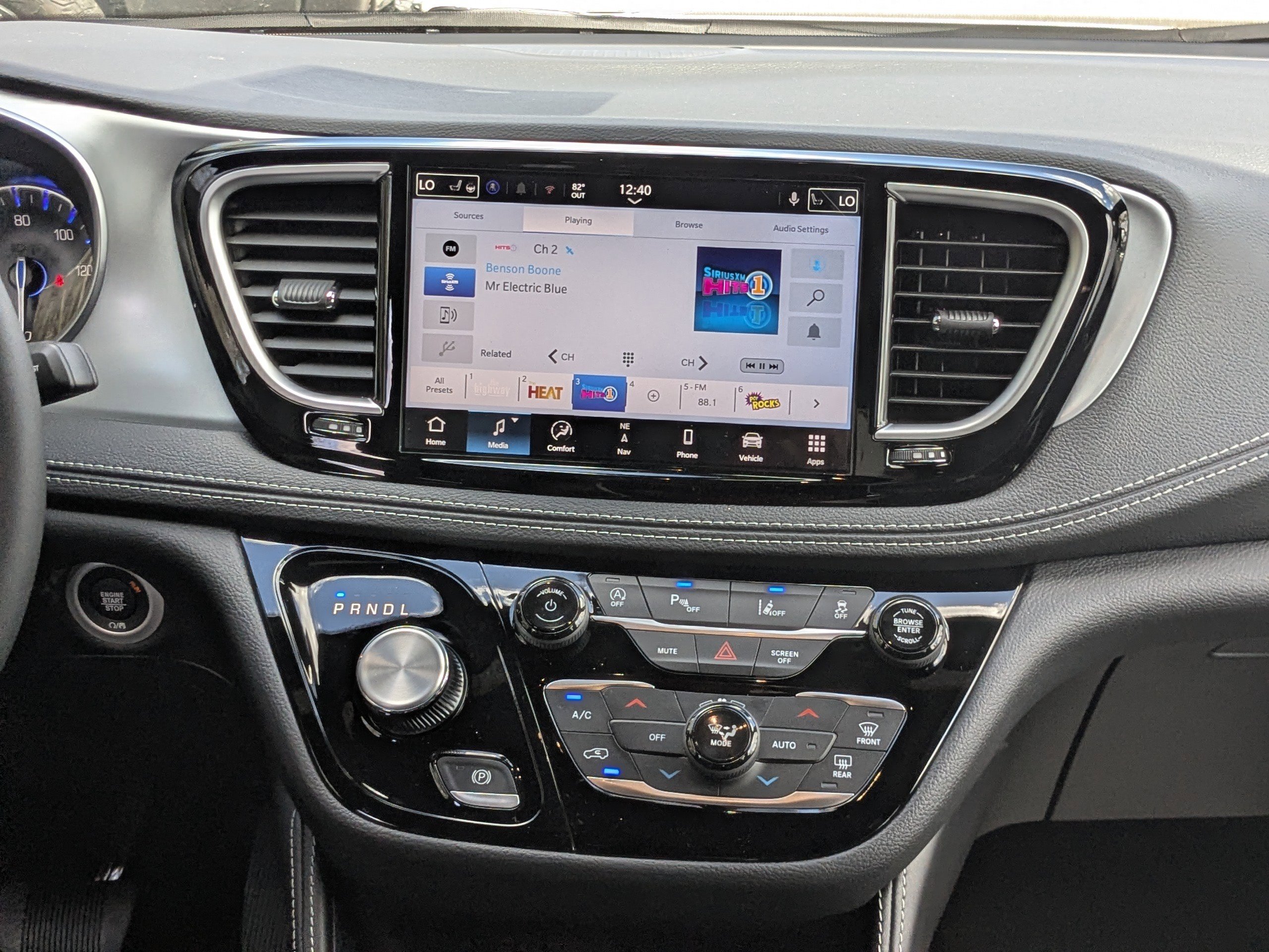 New 2026 Chrysler Pacifica Limited image 16