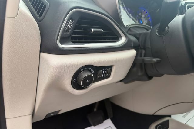 Used 2023 Chrysler Pacifica Touring-L image 17