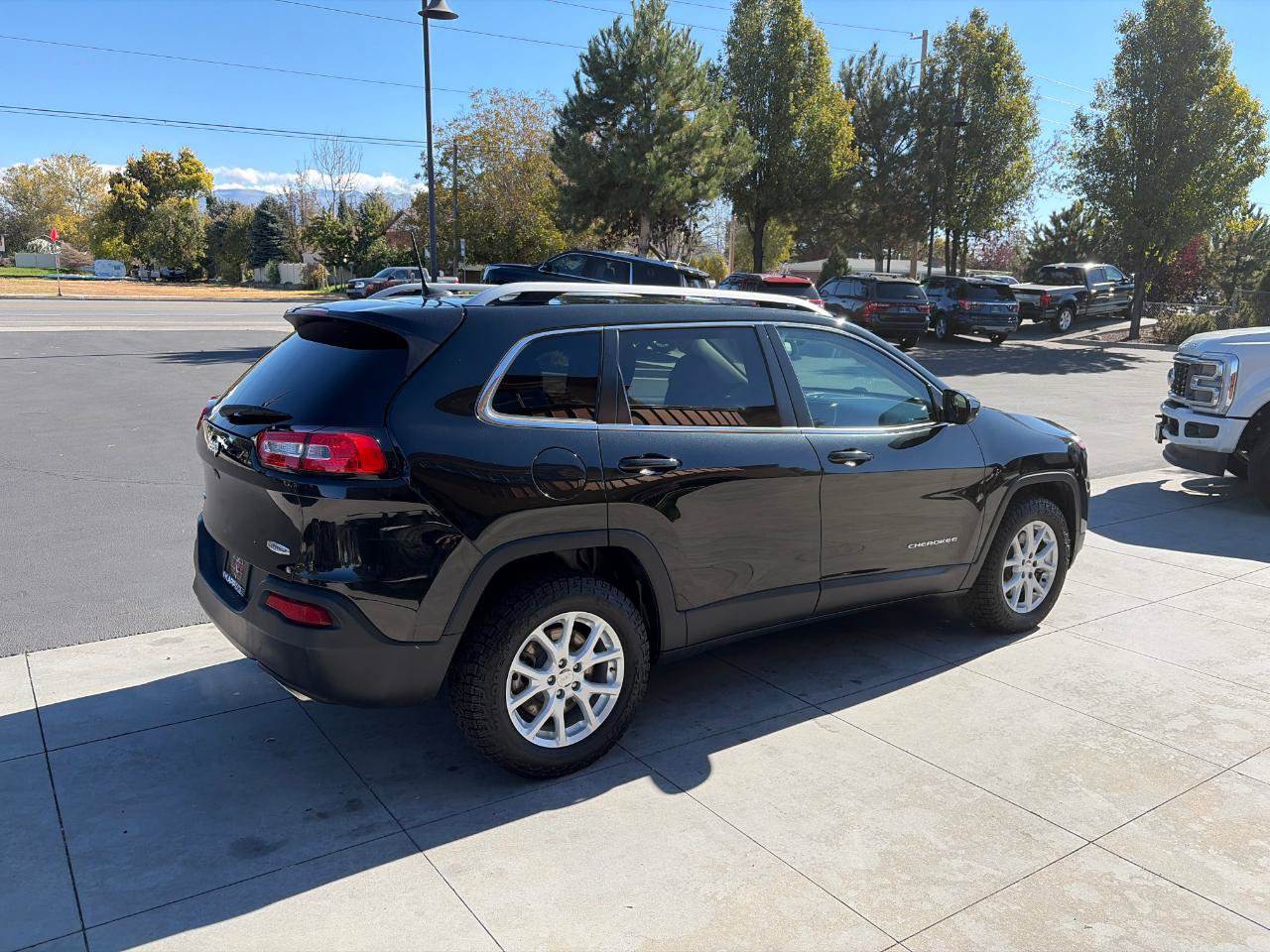 Used 2016 Jeep Cherokee Latitude w/ Cold Weather Group AWD/4WD image 23
