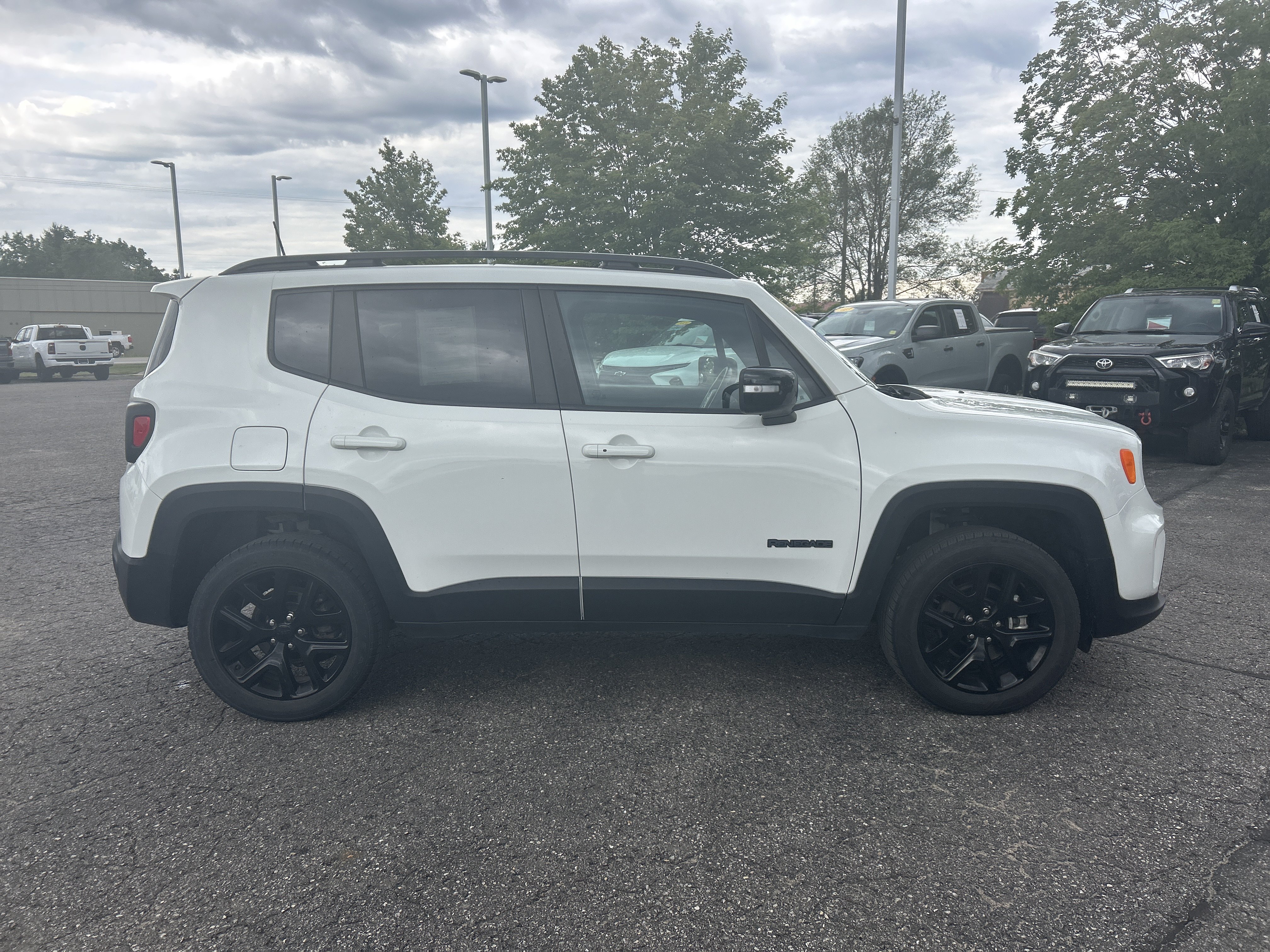 Used 2022 Jeep Renegade Altitude w/ Sun/Sound Group AWD/4WD image 2