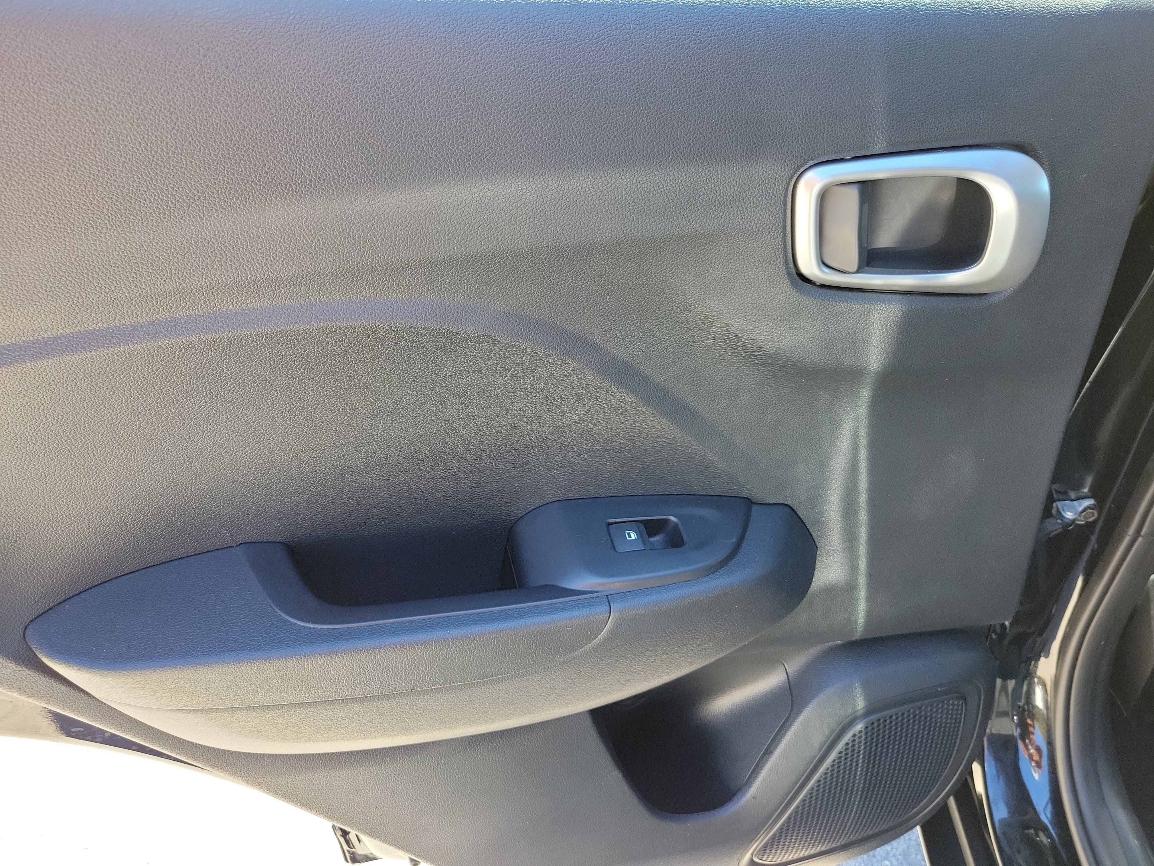 Used 2022 Hyundai Venue SEL FWD image 25