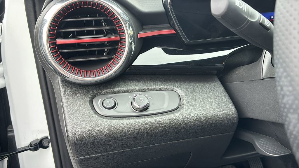 Used 2025 Chevrolet Trax RS w/ Sunroof Package image 15