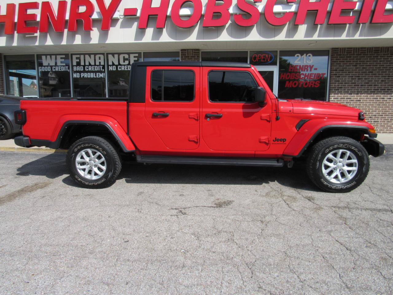 Used 2023 Jeep Gladiator Sport AWD/4WD image 9