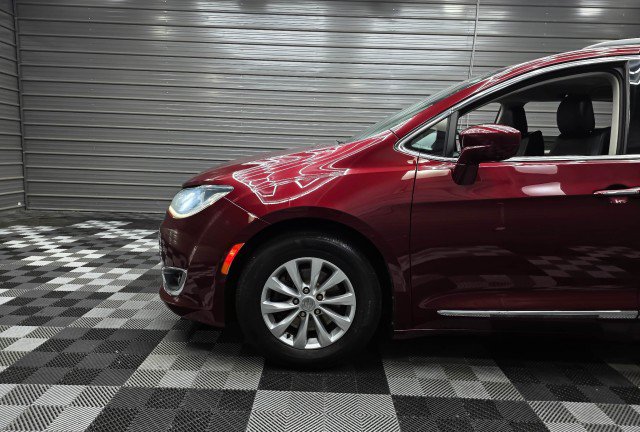 Used 2017 Chrysler Pacifica Touring-L FWD image 40