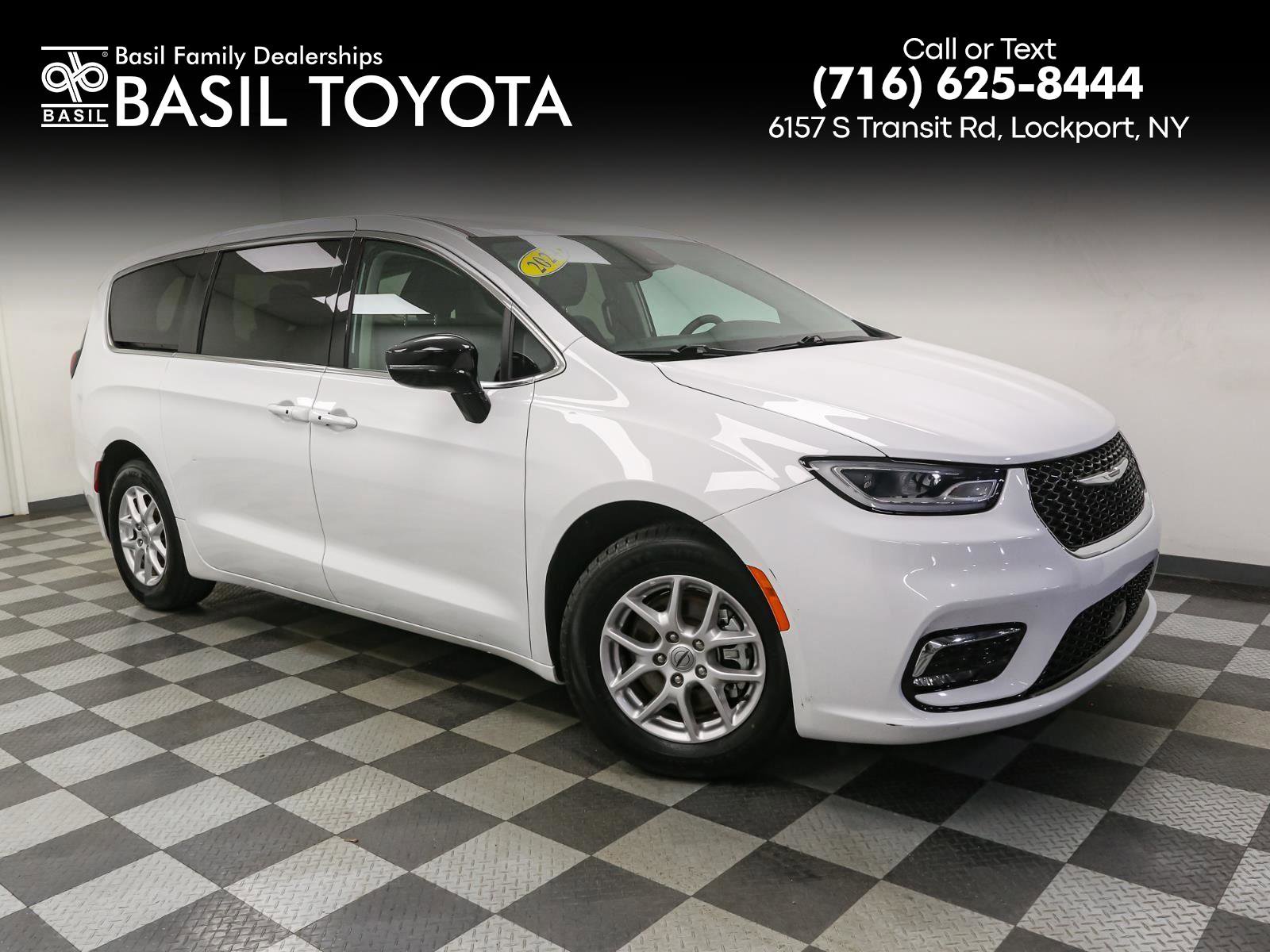 Used 2024 Chrysler Pacifica Touring-L image 1