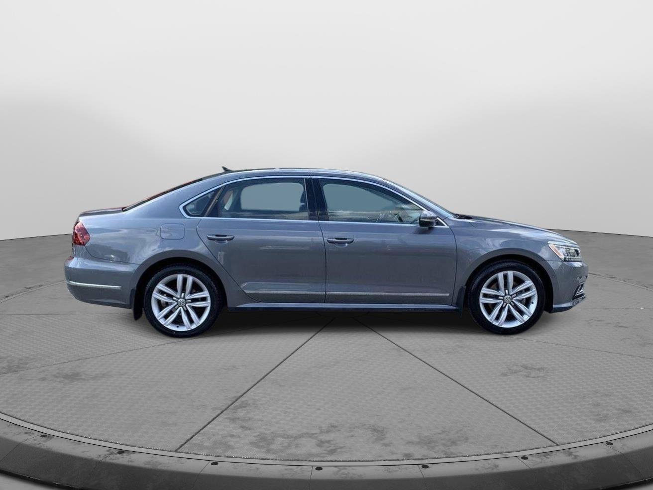 Used 2017 Volkswagen Passat 1.8T SEL Premium FWD image 2