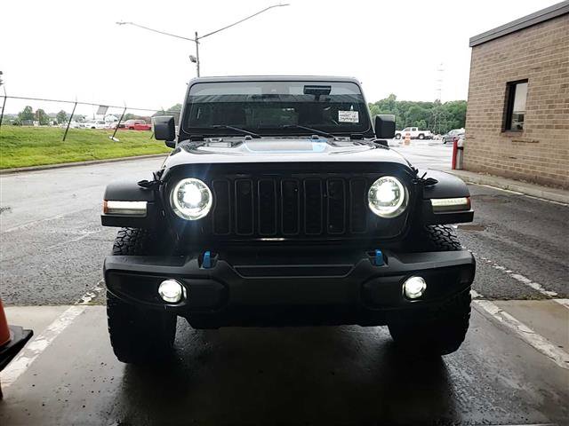 Used 2024 Jeep Wrangler Unlimited Rubicon 4xe w/ Technology Group AWD/4WD image 3
