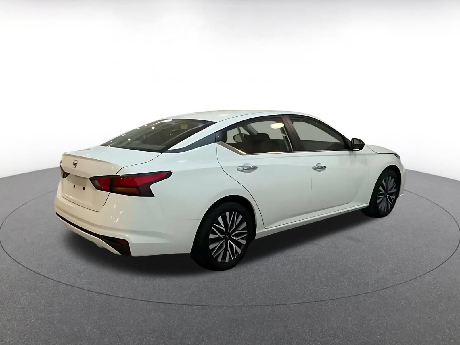 Used 2025 Nissan Altima 2.5 SV FWD image 14