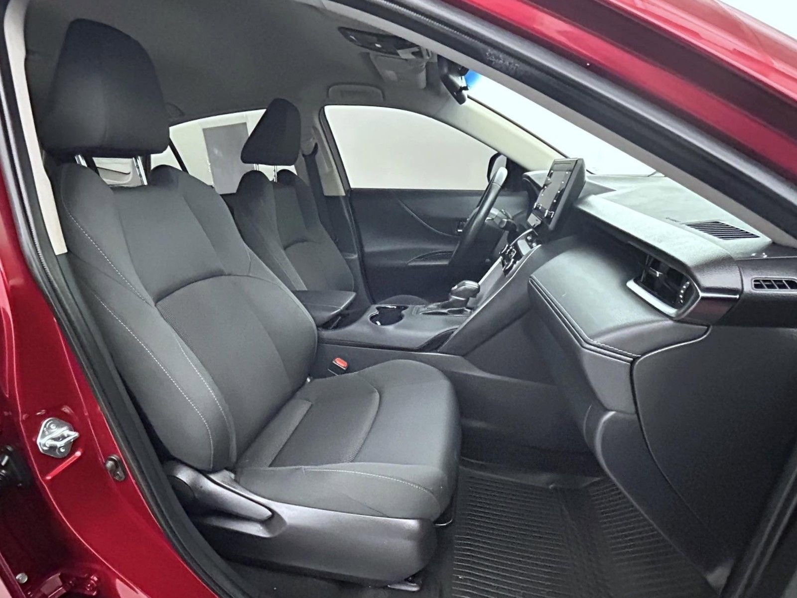 Used 2022 Toyota Venza LE image 15