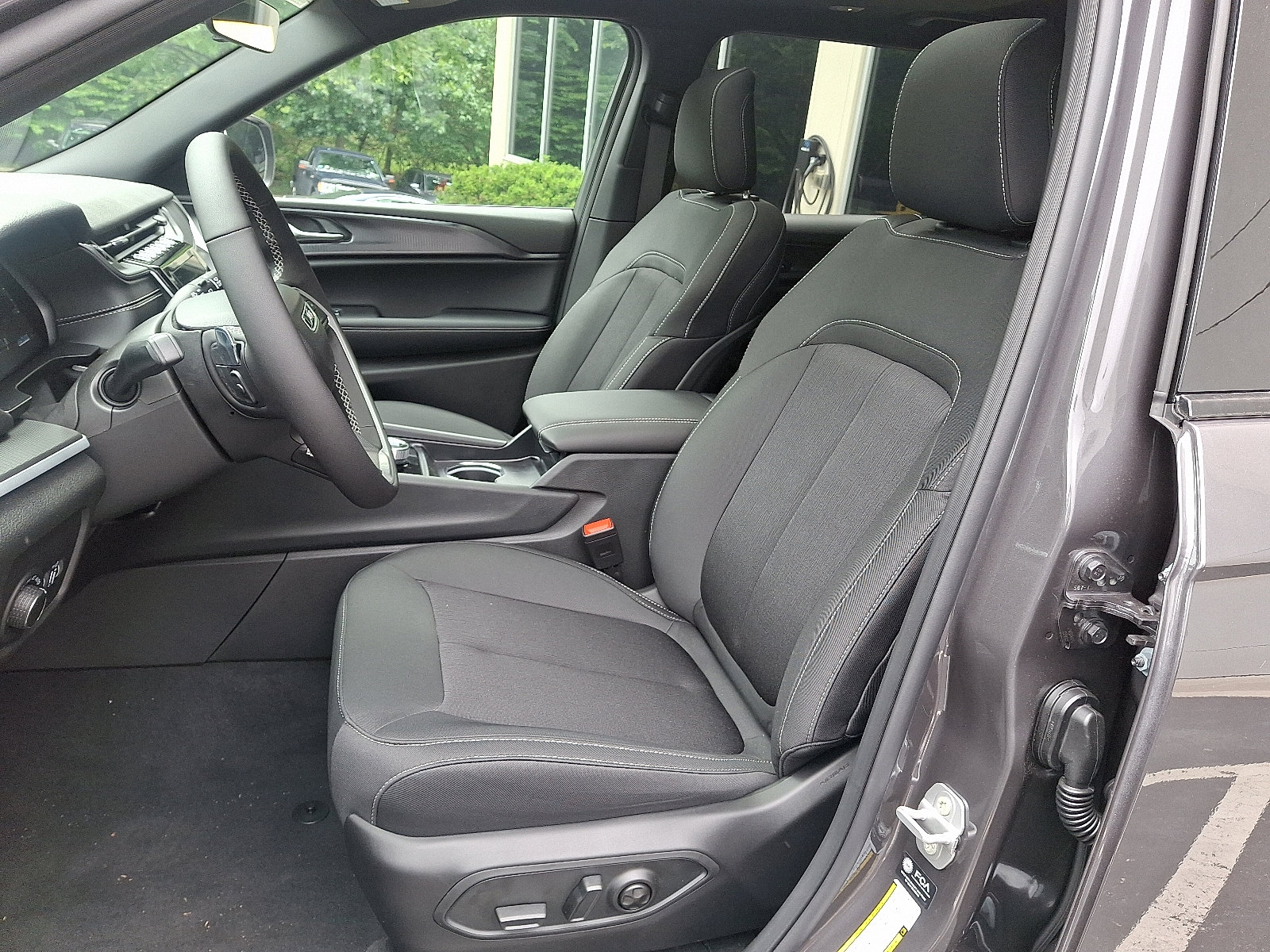 New 2025 Jeep Grand Cherokee L Laredo w/ Luxury Tech Group I image 8