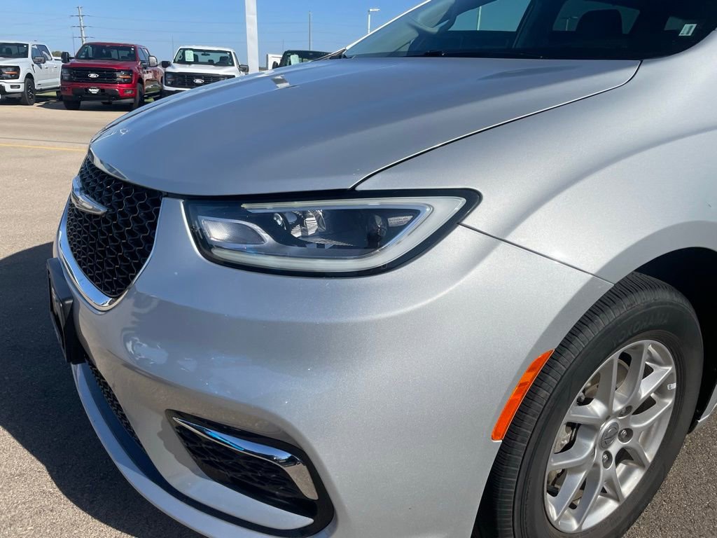 Used 2024 Chrysler Pacifica Touring-L image 27