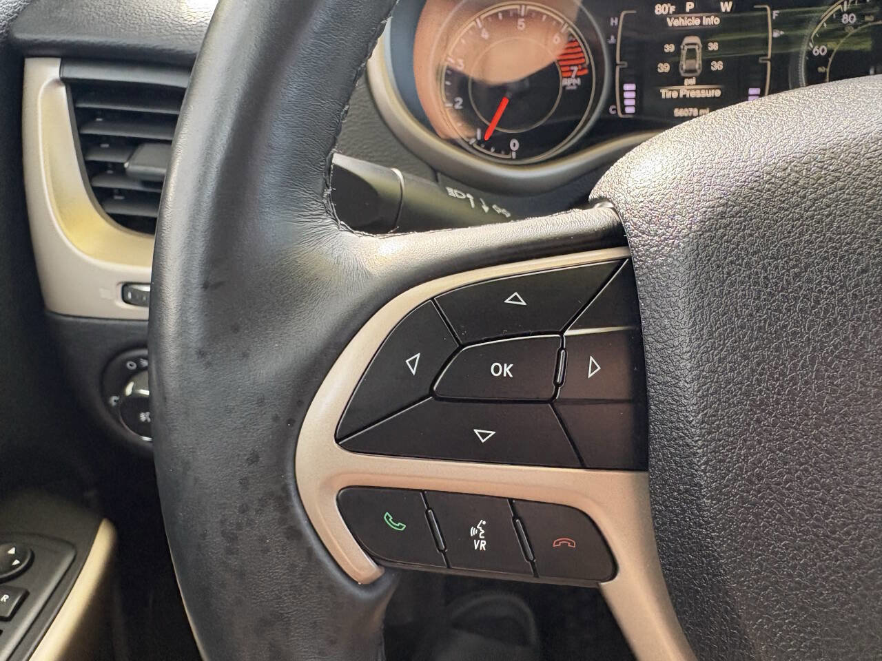 Used 2018 Jeep Cherokee Latitude w/ Cold Weather Group AWD/4WD image 15