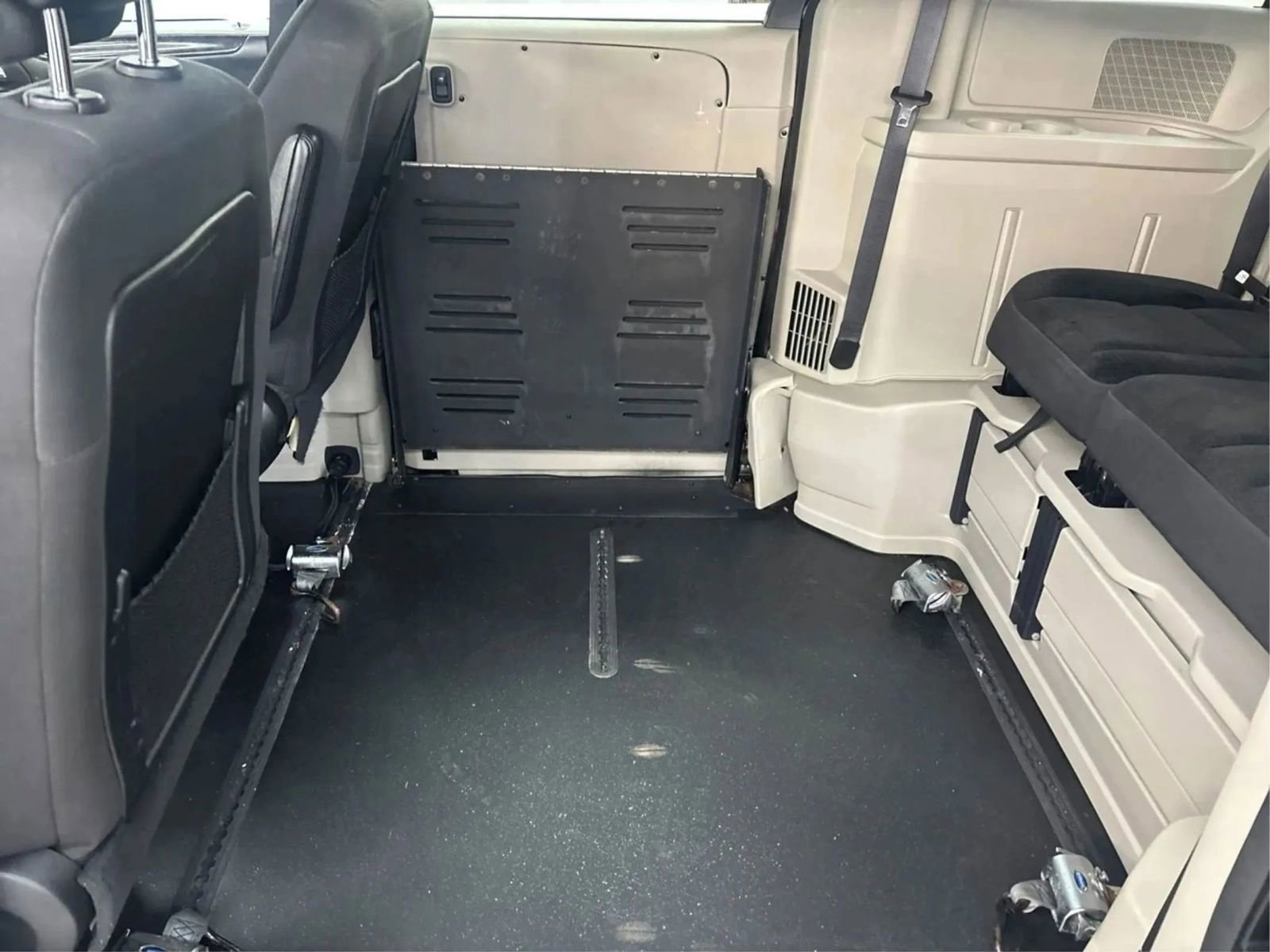 Used 2018 Dodge Grand Caravan SE image 18