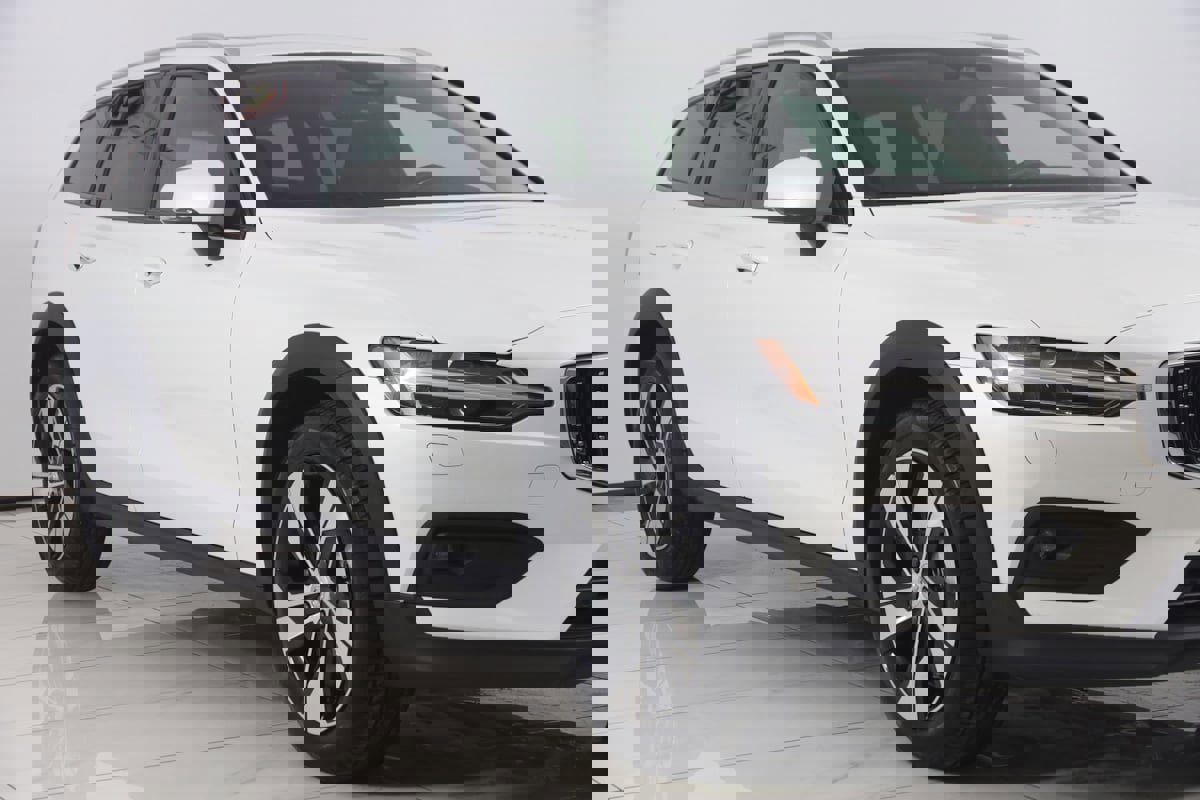 Used 2024 Volvo V60 B5 Cross Country Plus image 40