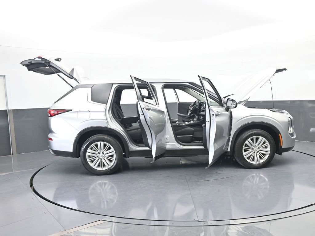 Used 2024 Mitsubishi Outlander ES image 36