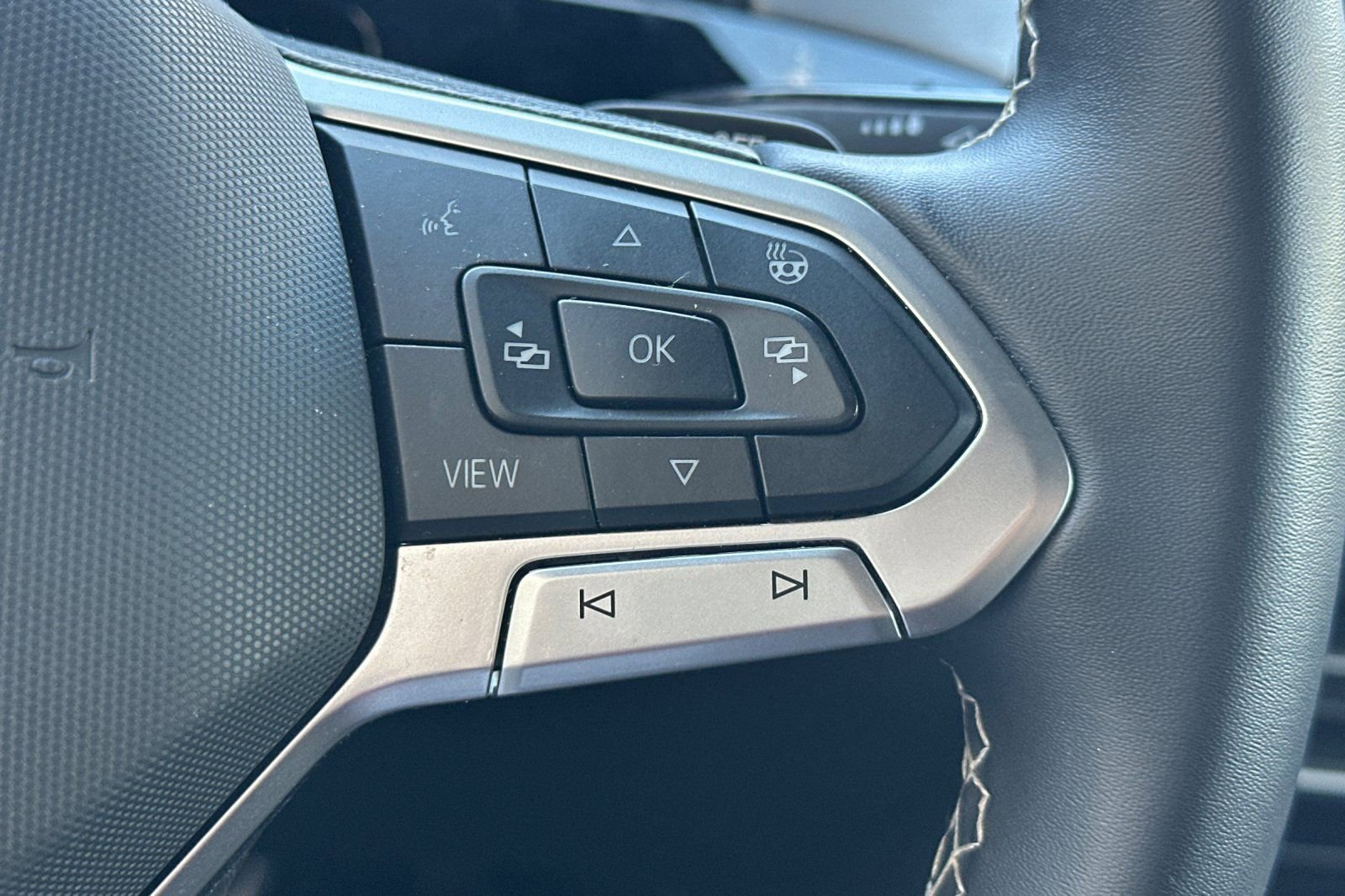 Used 2024 Volkswagen Atlas Cross Sport SE image 38