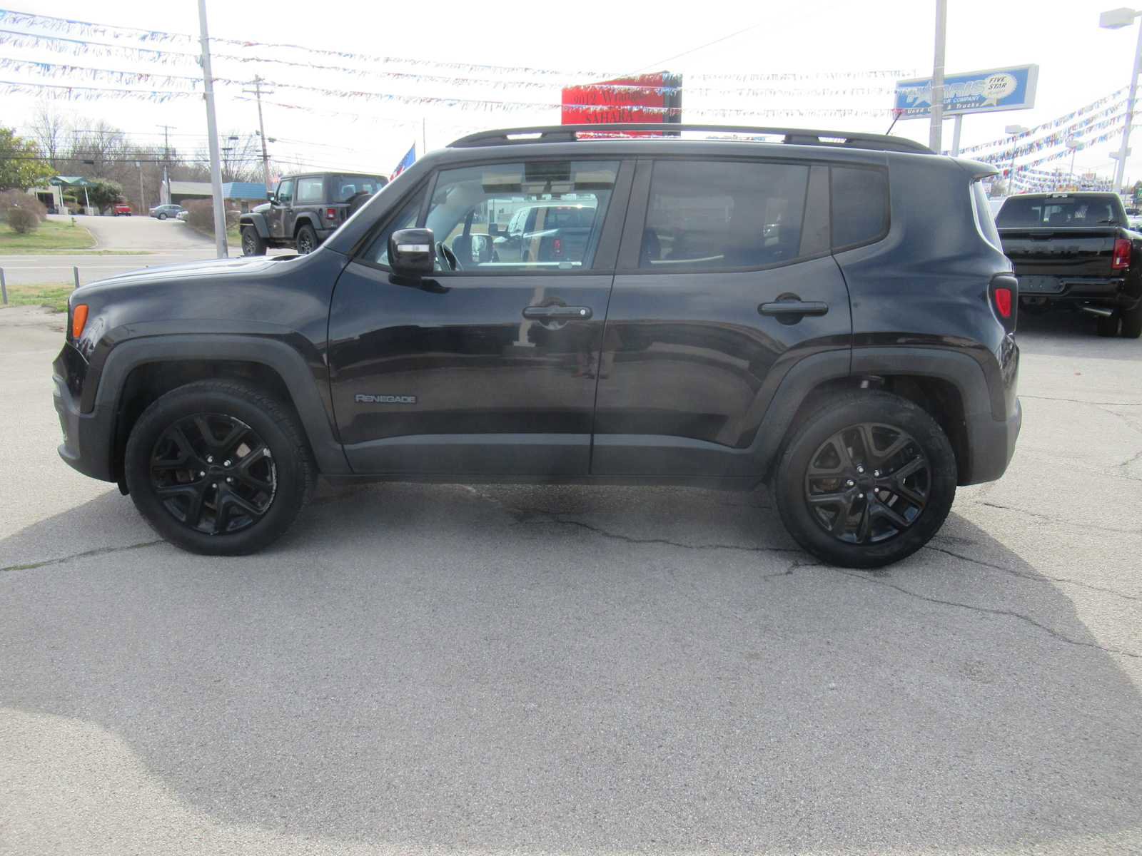 Used 2016 Jeep Renegade Latitude image 2