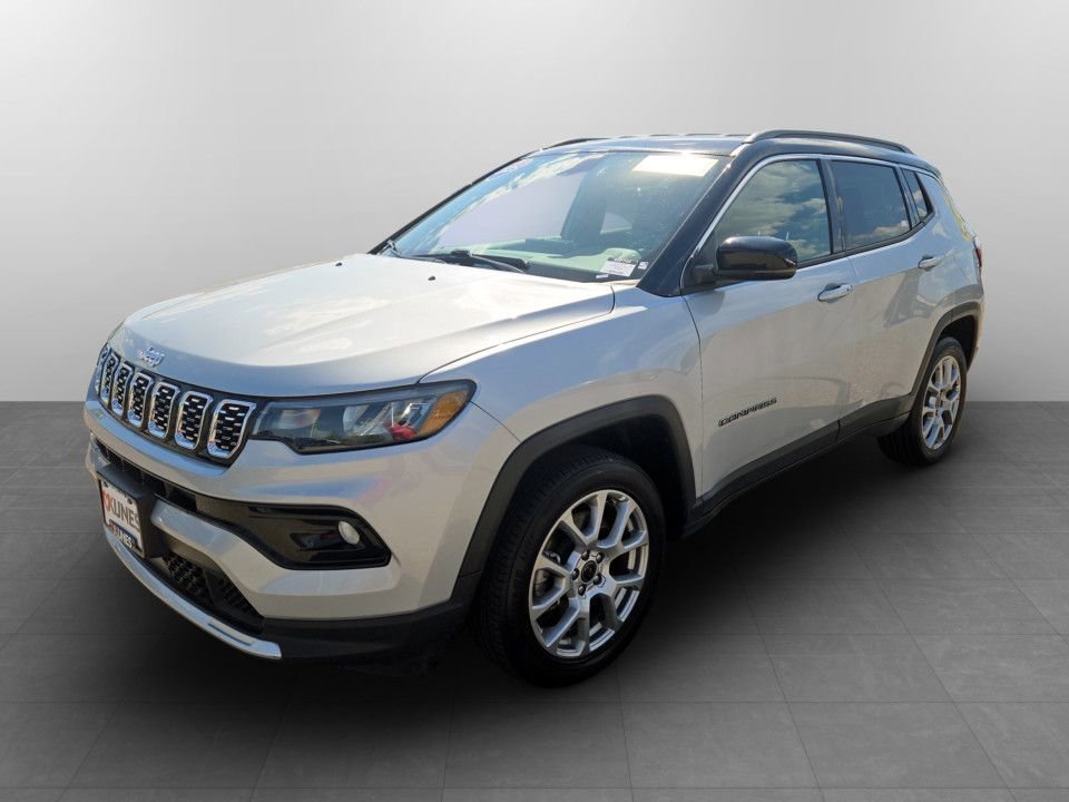 Used 2025 Jeep Compass Limited AWD/4WD image 11