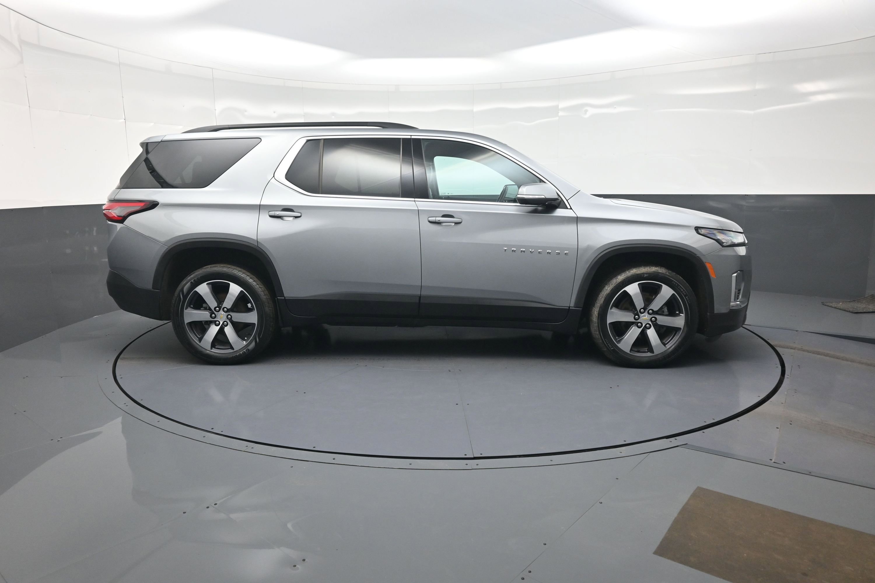 Used 2023 Chevrolet Traverse LT w/ LT Premium Package image 2