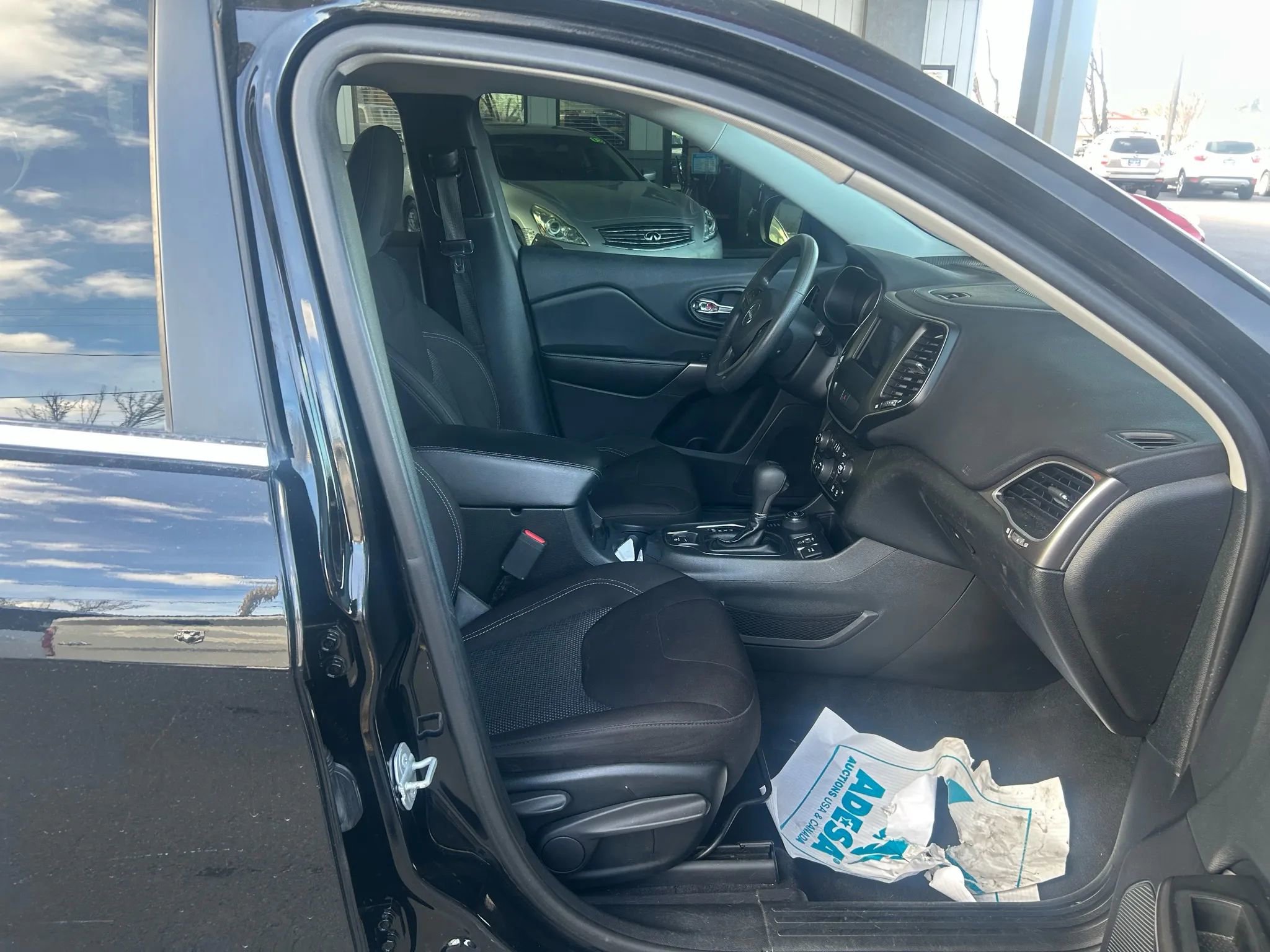 Used 2019 Jeep Cherokee Latitude w/ Popular Appearance Group image 3