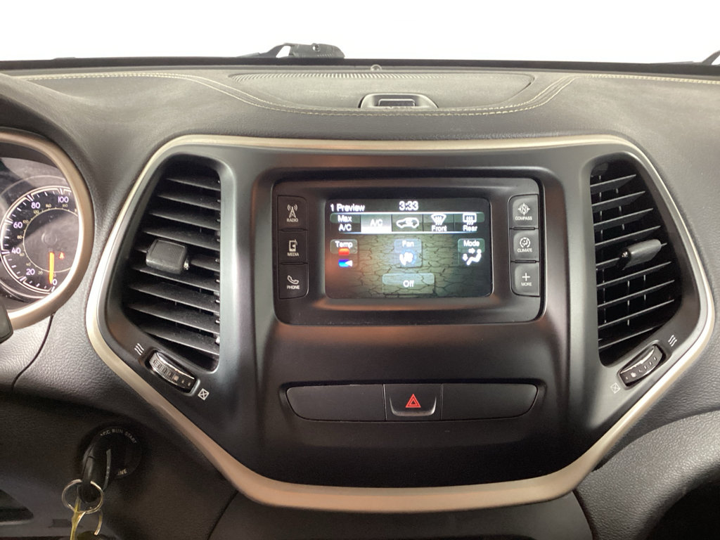 Used 2017 Jeep Cherokee Latitude AWD/4WD image 28