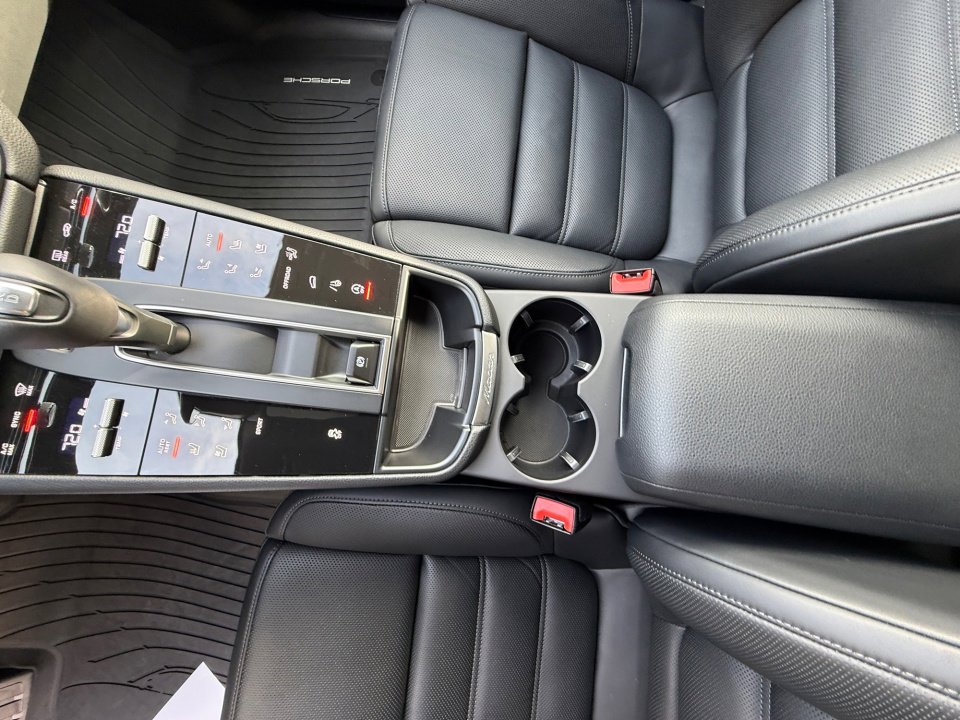 Certified 2025 Porsche Macan image 18