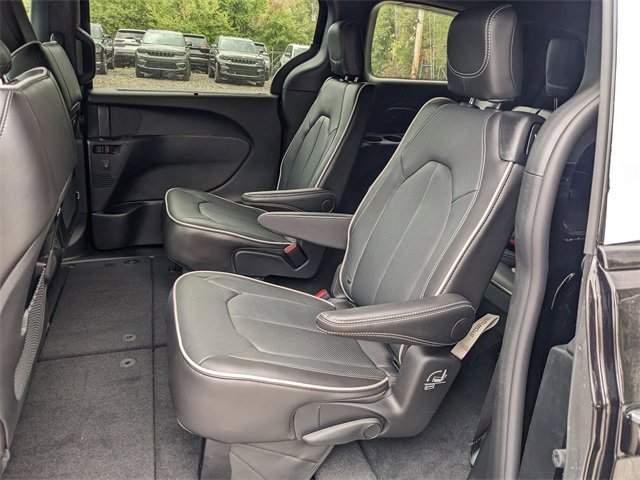 New 2026 Chrysler Pacifica Limited image 11