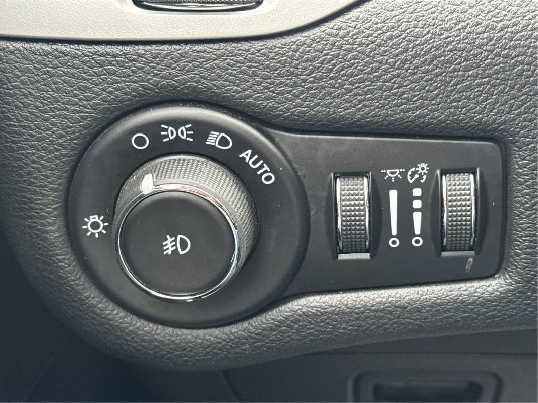 Used 2018 Jeep Cherokee Overland AWD/4WD image 19