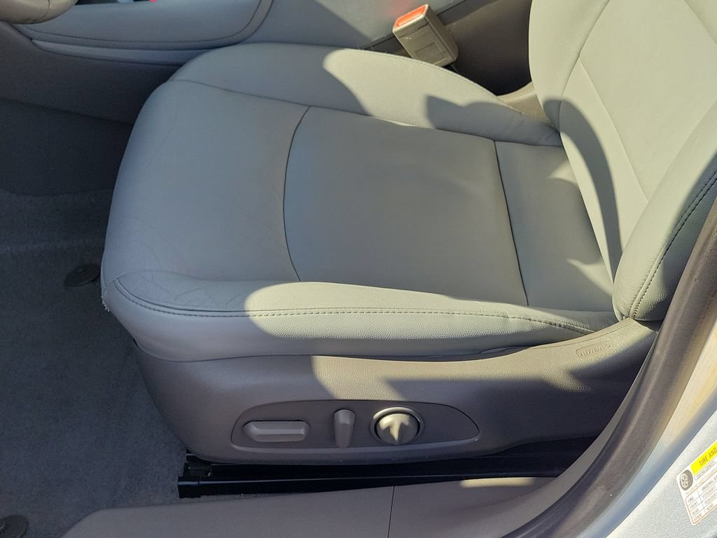Used 2017 Chevrolet Malibu Hybrid w/ Leather Package FWD image 16