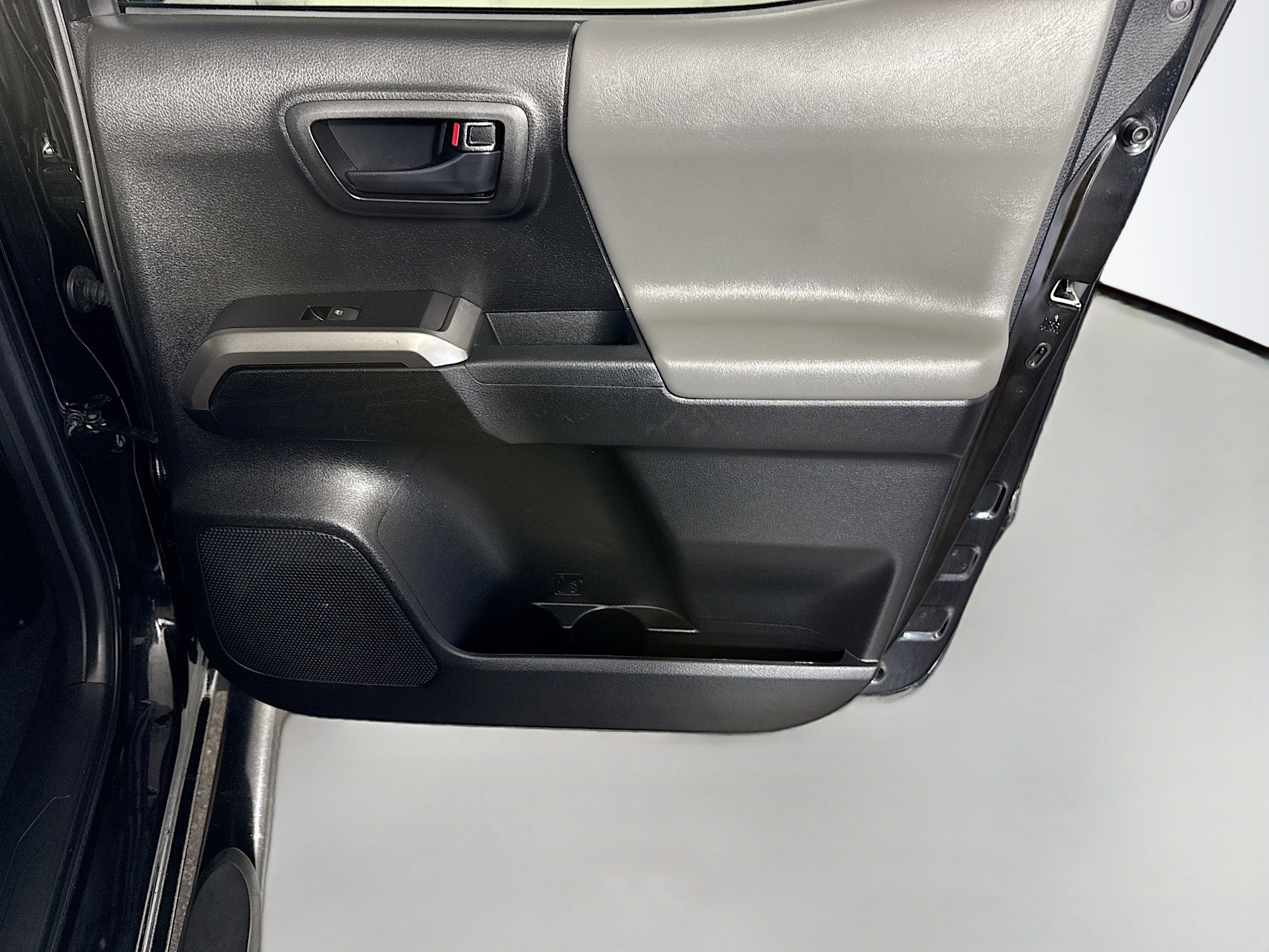 Used 2022 Toyota Tacoma SR5 w/ Technology Package image 27