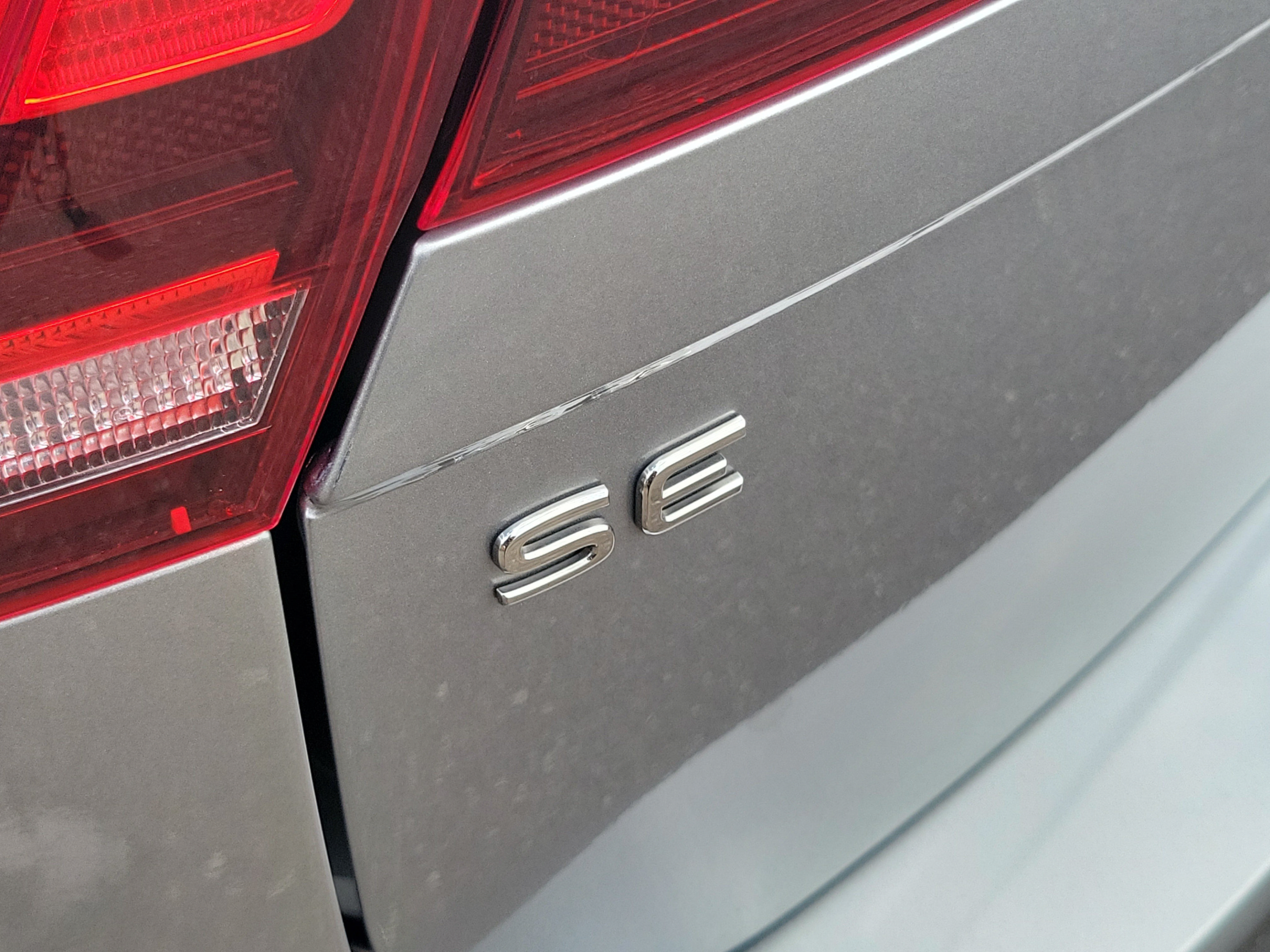 Used 2022 Volkswagen Tiguan SE R-Line FWD image 29
