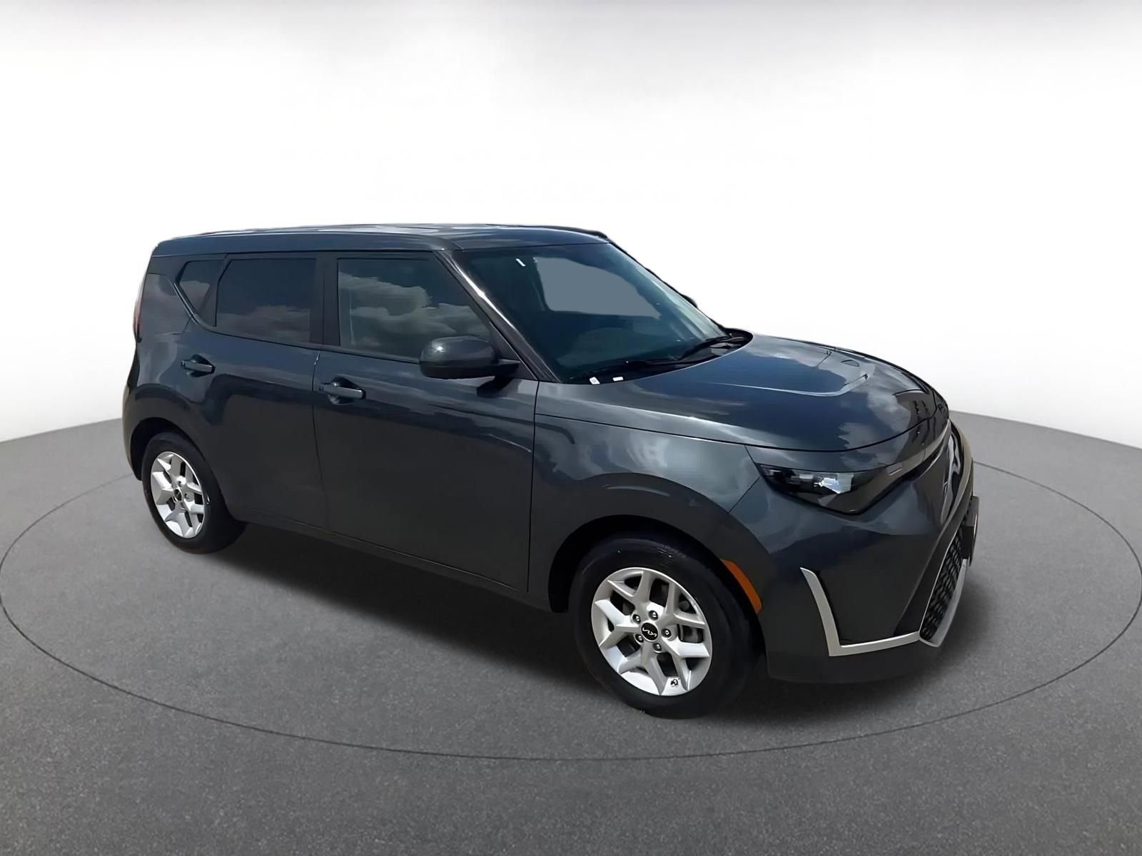 Used 2025 Kia Soul LX w/ LX Technology Package FWD image 2