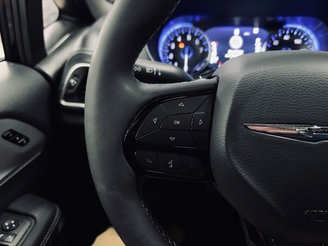 Certified 2025 Chrysler Pacifica Limited image 33