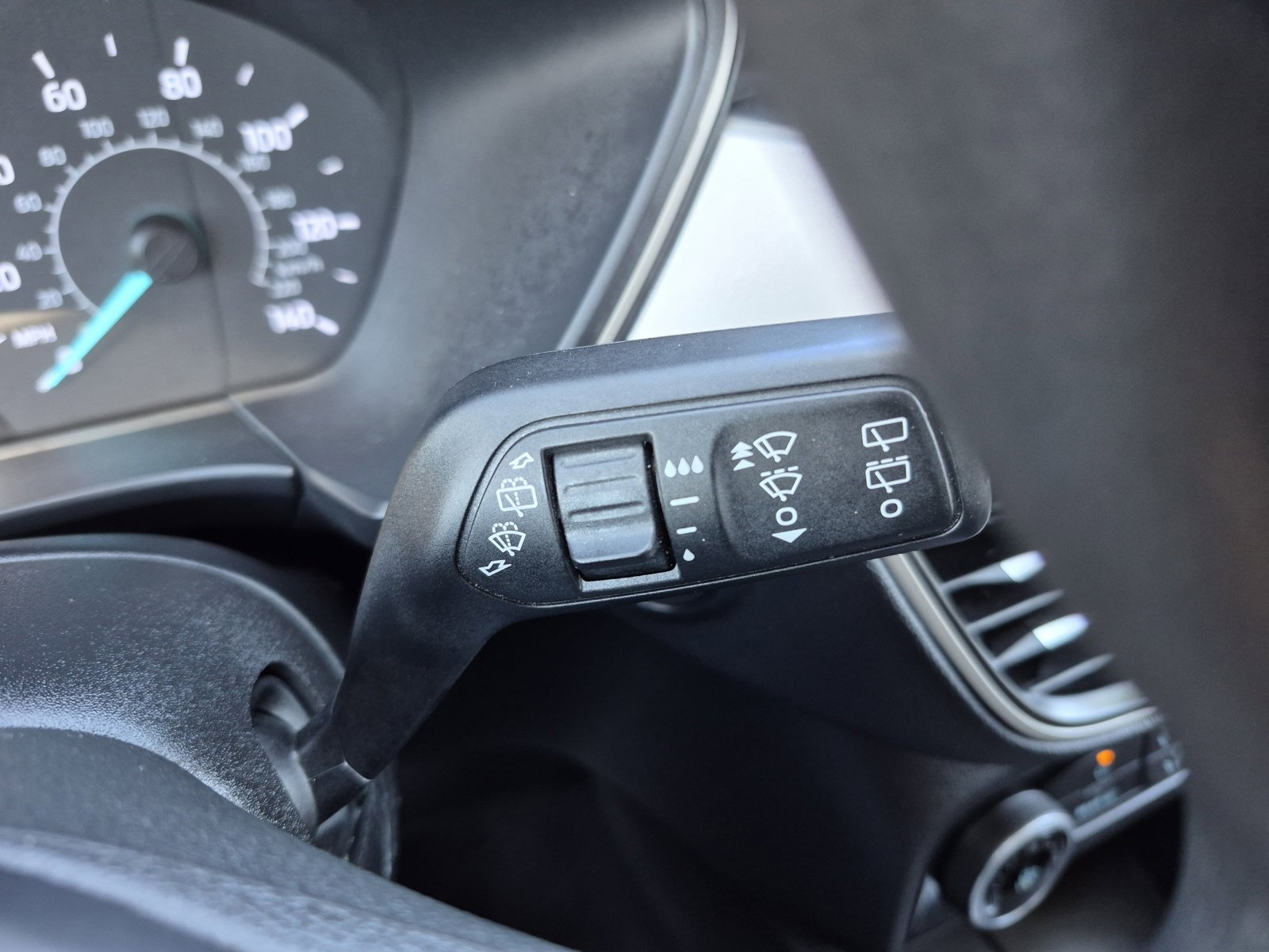 Used 2022 Ford Escape SE image 30