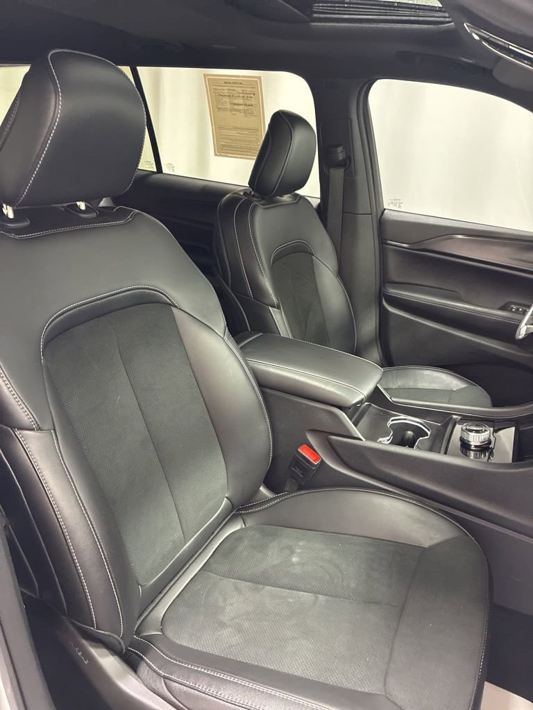 Used 2025 Jeep Grand Cherokee L Altitude image 32