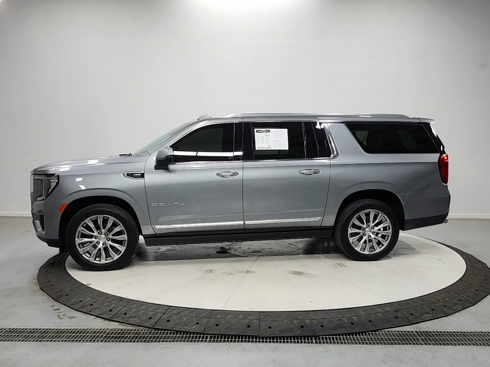 Used 2023 GMC Yukon XL Denali RWD image 4
