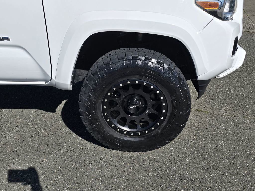 Used 2017 Toyota Tacoma TRD Sport w/ Tow Package (A/T) AWD/4WD image 12